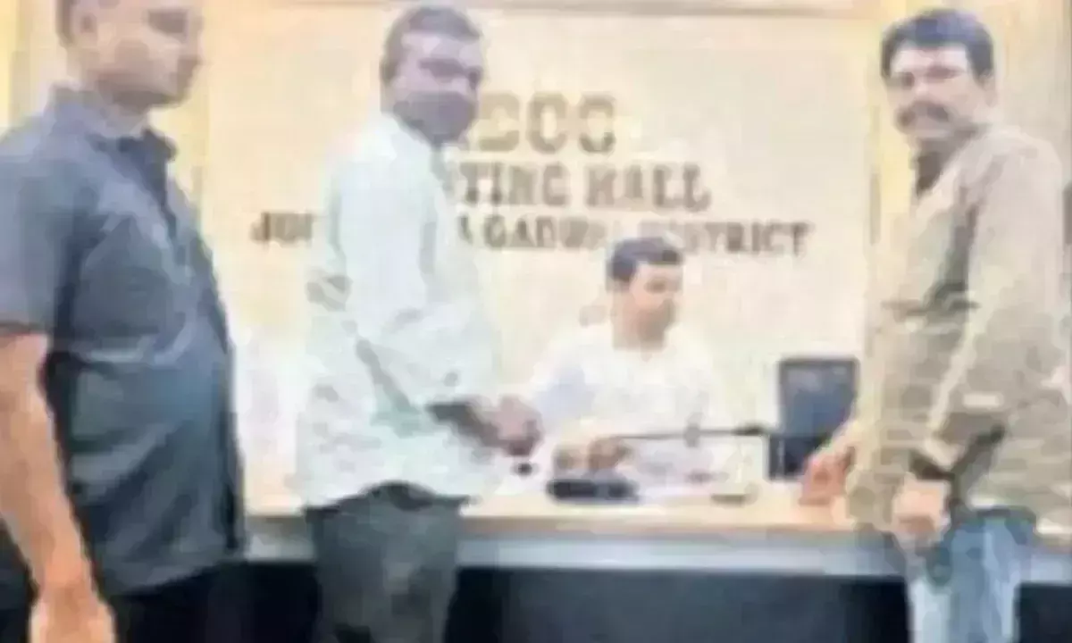 Telangana: पंचायत सचिव पर भ्रष्टाचार के आरोप लगे Telangana: पंचायत सचिव पर भ्रष्टाचार के आरोप लगे