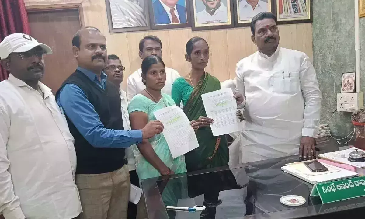 Telangana: मृत खाड़ी श्रमिकों के परिवारों को 5 लाख रुपये की अनुग्रह राशि मिलेगी Telangana: मृत खाड़ी श्रमिकों के परिवारों को 5 लाख रुपये की अनुग्रह राशि मिलेगी