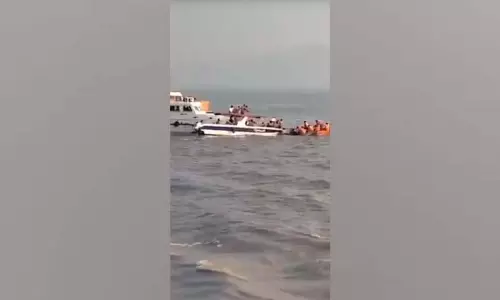 Mumbai: एलीफेंटा के निकट यात्री नाव पलटी, एक की मौत Mumbai: एलीफेंटा के निकट यात्री नाव पलटी, एक की मौत