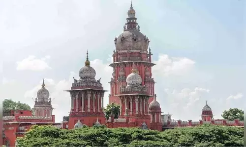 Madras हाईकोर्ट ने अवैध शराब को रोकने की कार्रवाई करने में सरकार की विफलता पर सवाल उठाए Madras हाईकोर्ट ने अवैध शराब को रोकने की कार्रवाई करने में सरकार की विफलता पर सवाल उठाए