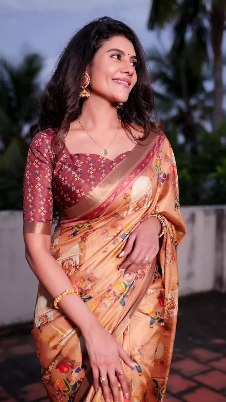 साड़ी में खूबसूरत लगी निविशा