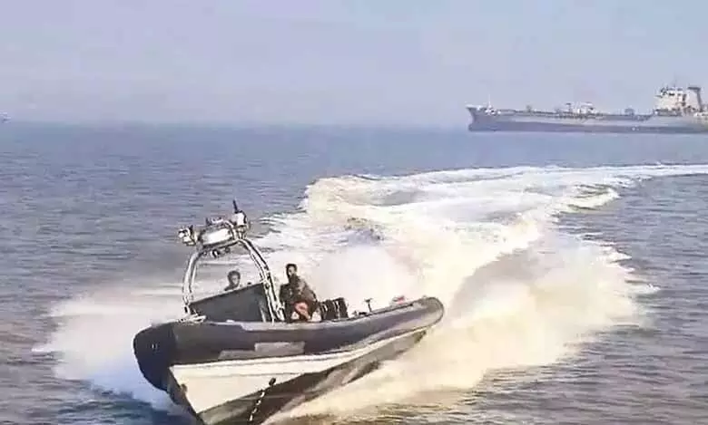 Speed ​​boat नाव से टकराकर पलटी, दो मरे, 72 बचाए गए