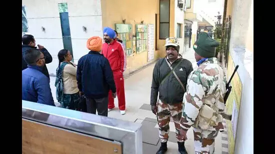 Ludhiana: कारोबारी परिसरों पर आयकर छापे के दौरान नकदी