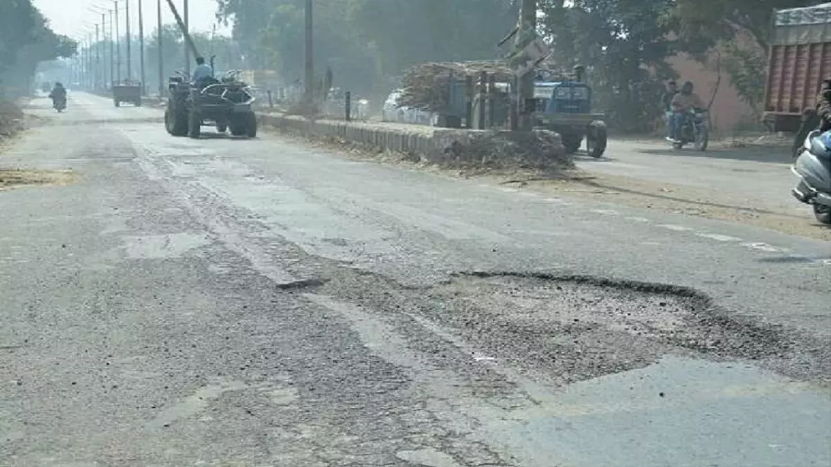 Gorakhpur: सिद्धार्थ विहार में सड़क पर गड्ढों को भरने का काम शुरू हुआ