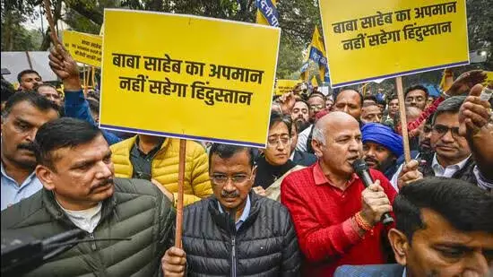 AAP ने अंबेडकर पर शाह की टिप्पणी के खिलाफ प्रदर्शन किया