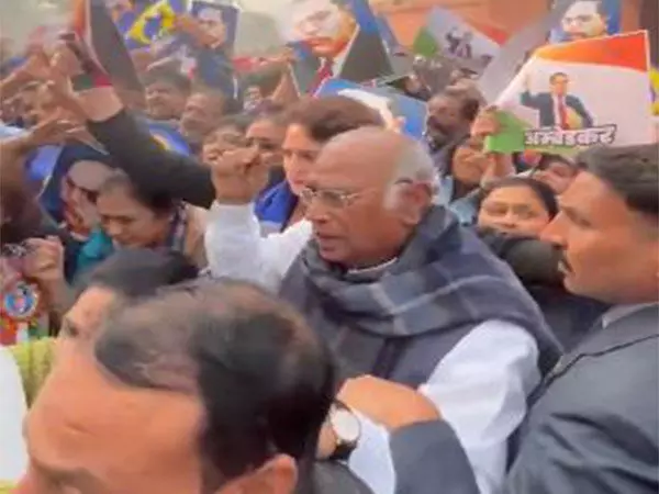 Kharge ने ओम बिरला को लिखा पत्र, भाजपा सांसदों पर शारीरिक हमला करने का लगाया आरोप