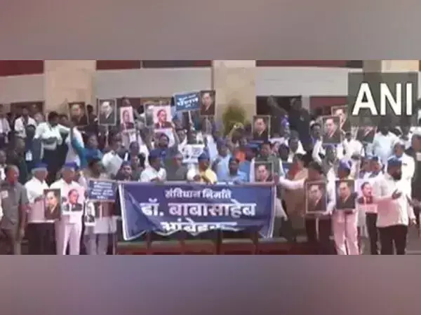 MVA ने अमित शाह के इस्तीफे की मांग को लेकर महाराष्ट्र विधानसभा के बाहर प्रदर्शन किया