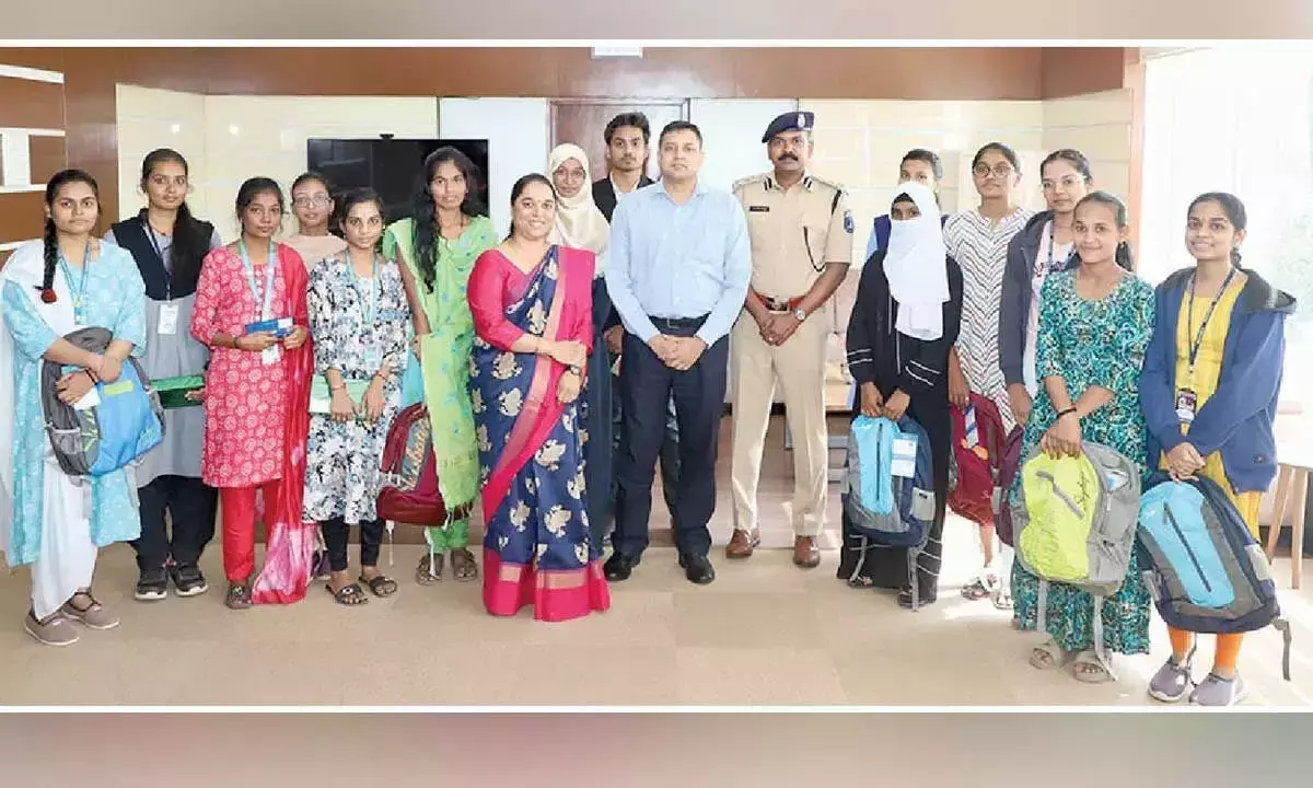 Cyberabad पुलिस ने निबंध लेखन प्रतियोगिता के विजेताओं को पुरस्कार प्रदान किए