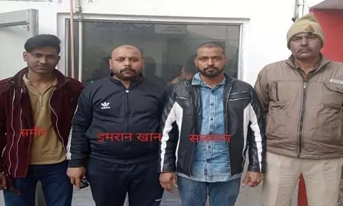गंजेपन से निजात दिलाने का झांसा, तेल बांटने वाले गिरफ्तार गंजेपन से निजात दिलाने का झांसा, तेल बांटने वाले गिरफ्तार