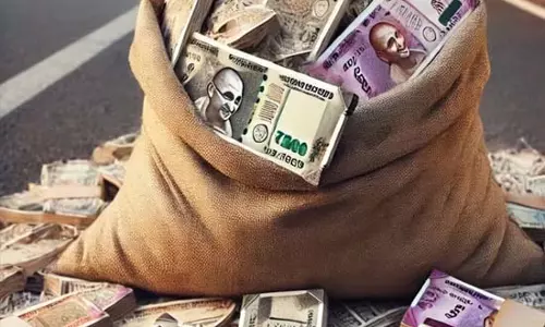 20 हजार कैश सड़क में फेंकने वाला गिरफ्तार, रोड सेफ्टी खतरे में डालने का आरोप 20 हजार कैश सड़क में फेंकने वाला गिरफ्तार, रोड सेफ्टी खतरे में डालने का आरोप