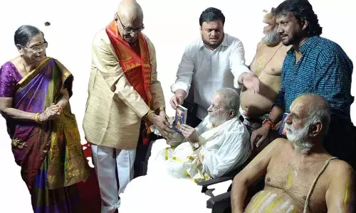 वरिष्ठ पत्रकार MVR Shastri ने अपनी पुस्तक चिलकुर बालाजी को समर्पित की