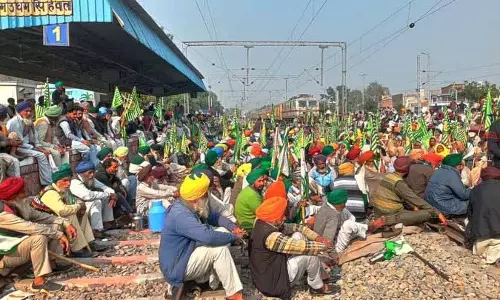 Punjab में किसानों के रेल पटरियों पर बैठने से रेल सेवाएं प्रभावित