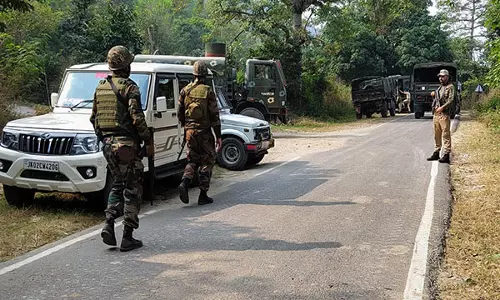 J-K: कुलगाम में सुरक्षा बलों और आतंकवादियों के बीच मुठभेड़ शुरू हुई