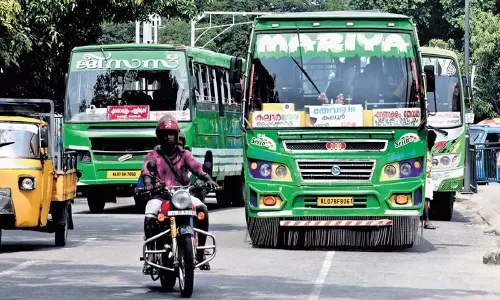 Kerala: केरल के निजी बस ऑपरेटर बसों के परमिट रद्द करने का विरोध करेंगे Kerala: केरल के निजी बस ऑपरेटर बसों के परमिट रद्द करने का विरोध करेंगे