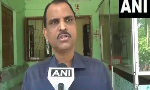 अवैध रूप से संग्रहित रेत को जब्त करने के लिए छापेमारी करने गए Police अधिकारी पर हमला