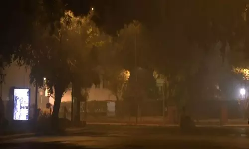 शीत लहर के बीच AQI 448 पर रहने से Delhi में ठंड का कहर जारी