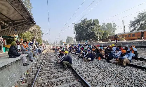 किसान नेता दल्लेवाल के समर्थन में किसानों ने किया ‘रेल रोको’ प्रदर्शन किसान नेता दल्लेवाल के समर्थन में किसानों ने किया ‘रेल रोको’ प्रदर्शन