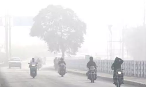 Delhi: दिल्ली के कई इलाकों में छाई घने कोहरे की चादर, एक्यूआई अति गंभीर Delhi: दिल्ली के कई इलाकों में छाई घने कोहरे की चादर, एक्यूआई अति गंभीर