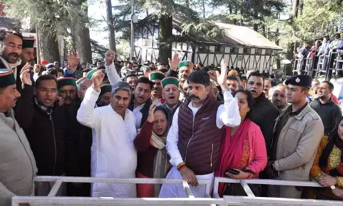 Himachal: प्रतिभा ने शिमला में विरोध प्रदर्शन का नेतृत्व किया