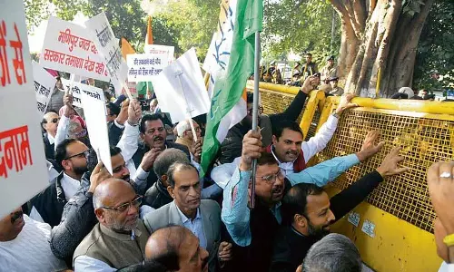 Police ने किसानों और अडानी के मुद्दे पर कांग्रेस नेताओं के प्रदर्शन को रोका