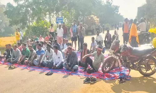 Odisha: भेडेन के किसान धान की बोरियां डंप करते Odisha: भेडेन के किसान धान की बोरियां डंप करते
