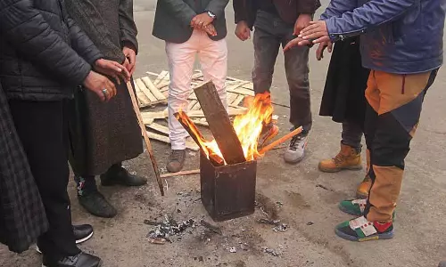 J-K: घाटी में कड़ाके की ठंड जारी J-K: घाटी में कड़ाके की ठंड जारी