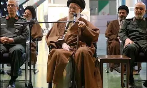 Iran में महिलाओं के अधिकारों में कमी के बावजूद खामेनेई Iran में महिलाओं के अधिकारों में कमी के बावजूद खामेनेई