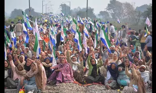 Punjab में किसानों के पटरियों पर बैठने से रेल यातायात बाधित
