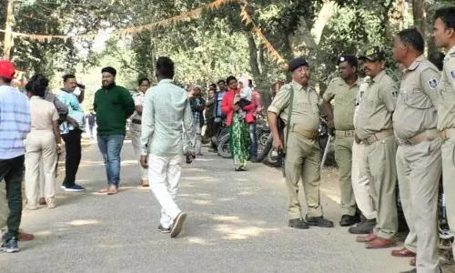 Kaptipara आईआईसी पर रेत तस्करों ने किया हमला