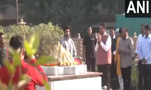 महाराष्ट्र सीएम और डिप्टी सीएम ने Nagpur में स्मृति मंदिर का दौरा किया