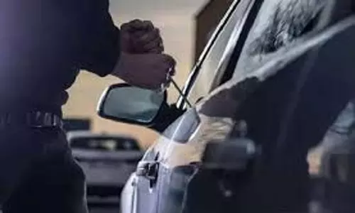 Shimla: पार्किंग में भी सुरक्षित नहीं वाहन, कारों से बैग चोरी Shimla: पार्किंग में भी सुरक्षित नहीं वाहन, कारों से बैग चोरी
