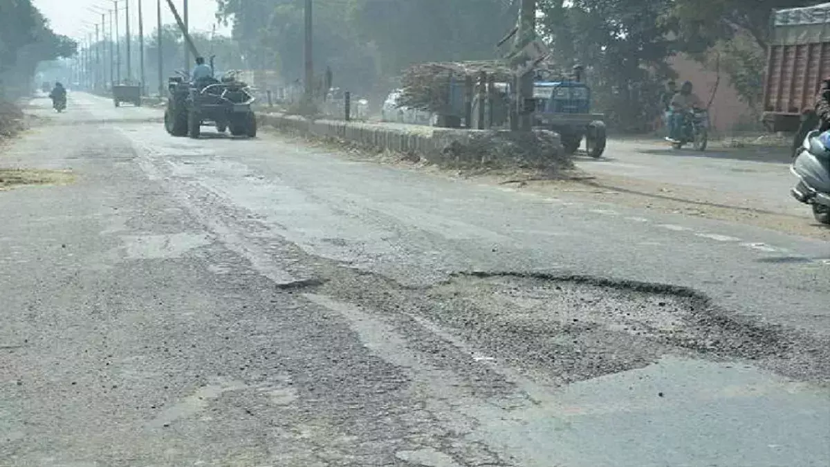 Gorakhpur: सिद्धार्थ विहार में सड़क पर गड्ढों को भरने का काम शुरू हुआ