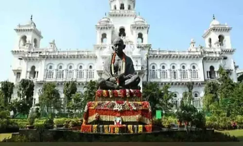 Telangana BJP विधायक बैलगाड़ी से विधानसभा पहुंचे