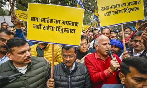 AAP ने अंबेडकर पर शाह की टिप्पणी के खिलाफ प्रदर्शन किया