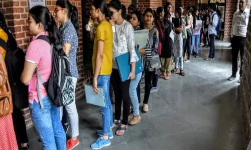 Gaziabad: जिले के कॉलेजों में विषय और फीस अपडेट न होने से छात्र परेशान