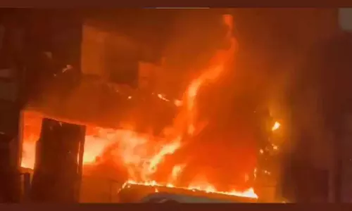 Madannapet में फर्नीचर वर्कशॉप में भीषण आग लग गई Madannapet में फर्नीचर वर्कशॉप में भीषण आग लग गई