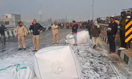 Punjab:   बड़ा हादसा, फ्लाईओवर पर पलटा ट्रक, लगी भयानक आग