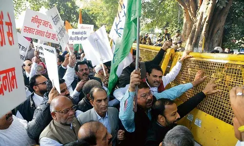 पुलिस ने किसानों और अडानी के मुद्दे पर कांग्रेस नेताओं के प्रदर्शन को रोका