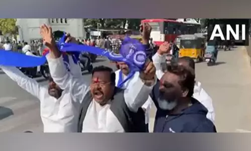 CM Reddy के खिलाफ प्रदर्शन, अनुसूचित जाति की उपजाति माला समुदाय के लोगों को हिरासत में CM Reddy के खिलाफ प्रदर्शन, अनुसूचित जाति की उपजाति माला समुदाय के लोगों को हिरासत में
