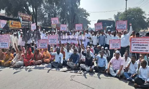 शक्तिपीठ राजमार्ग रद्द करने के लिए सांगली-कोल्हापुर मार्ग पर विरोध प्रदर्शन शक्तिपीठ राजमार्ग रद्द करने के लिए सांगली-कोल्हापुर मार्ग पर विरोध प्रदर्शन