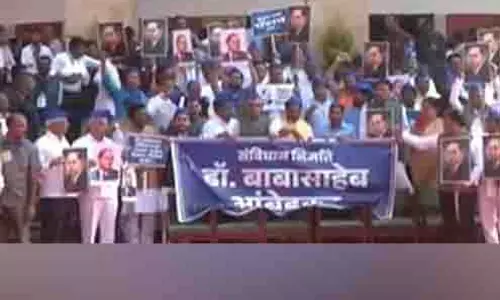 गृह मंत्री अमित शाह के इस्तीफे की मांग को लेकर MVA ने महाराष्ट्र विधानसभा के बाहर किया विरोध प्रदर्शन गृह मंत्री अमित शाह के इस्तीफे की मांग को लेकर MVA ने महाराष्ट्र विधानसभा के बाहर किया विरोध प्रदर्शन