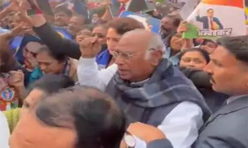 खड़गे ने Om Birla को पत्र लिखकर संसद में विरोध प्रदर्शन के दौरान भाजपा सांसदों द्वारा शारीरिक हमले का आरोप लगाया