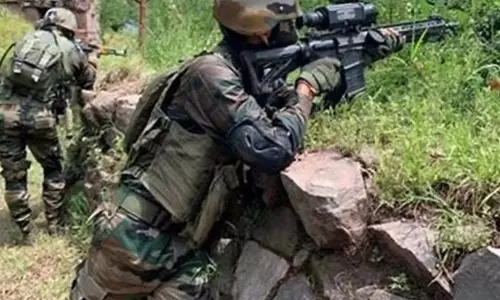 Kulgam मुठभेड़ में 5 आतंकवादी मारे गए, 2 सुरक्षा बल के जवान घायल Kulgam मुठभेड़ में 5 आतंकवादी मारे गए, 2 सुरक्षा बल के जवान घायल