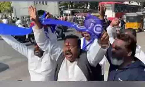 CM रेवंथ रेड्डी के खिलाफ प्रदर्शन कर रहे SC उपजाति माला समुदाय के सदस्यों को पुलिस ने हिरासत में लिया CM रेवंथ रेड्डी के खिलाफ प्रदर्शन कर रहे SC उपजाति माला समुदाय के सदस्यों को पुलिस ने हिरासत में लिया