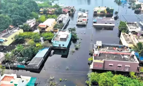 फेंगल के दो सप्ताह बाद भी विल्लुपुरम उपनगर जलमग्न फेंगल के दो सप्ताह बाद भी विल्लुपुरम उपनगर जलमग्न