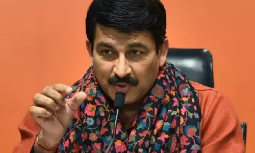 Varanasi: सांसद मनोज तिवारी ने आम आदमी पार्टी के सांसद संजय सिंह पर निशाना साधा