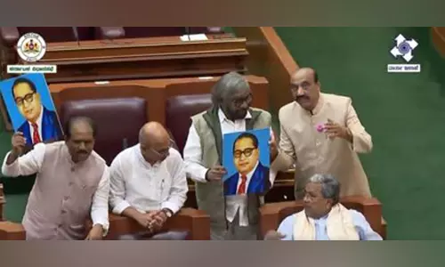 Amit Shah की टिप्पणी की निंदा करने के लिए कांग्रेस विधायकों ने कर्नाटक विधानसभा में विरोध प्रदर्शन किया