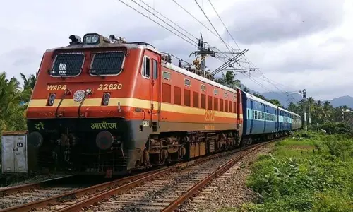 Mumbai: बिना कपड़ों के महिला कोच में चढ़ने वाले व्यक्ति की तलाश, एफआईआर दर्ज