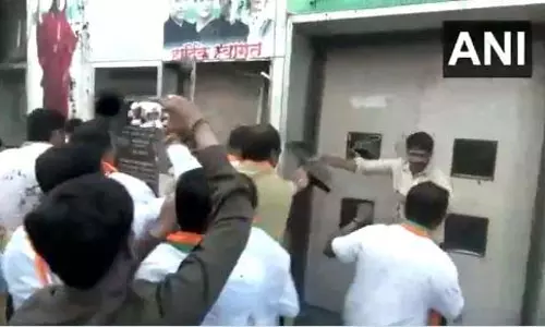 BIG BREAKING: कांग्रेस दफ़्तर में बीजेपी कार्यकर्ताओं का हंगामा BIG BREAKING: कांग्रेस दफ़्तर में बीजेपी कार्यकर्ताओं का हंगामा