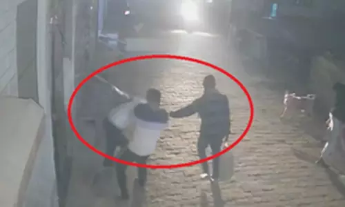 दबंगों ने महिला और बुजुर्ग के साथ की मारपीट, सीसीटीवी आया सामने दबंगों ने महिला और बुजुर्ग के साथ की मारपीट, सीसीटीवी आया सामने